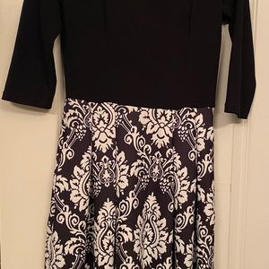 never worn. Zipper in the back, knee length,quarter sleeves. Size small